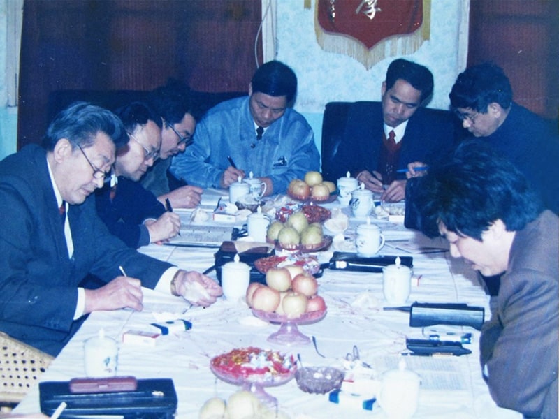 1995年3月原广西区机械厅厅长董世忠到厂视察调研