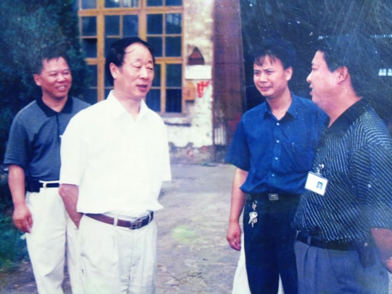 2001年7月桂林市副市长孙中文考察桂矿生产现场