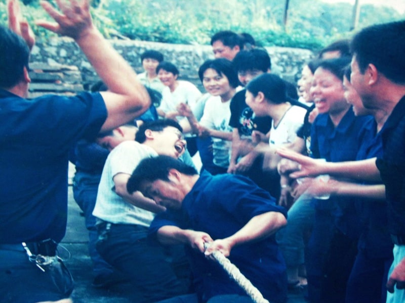 2001年国庆职工拔河比赛
